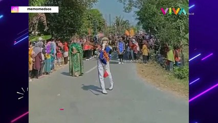 VIDEO Wanita Pingsan Usai Kepala Tertimpa Tongkat Mayoret