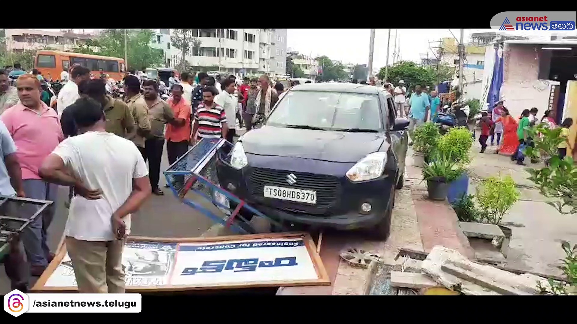 విజయవాడలో కారు బీభత్సం..ఆటోపైకి దూసుకెళ్లిన కారు