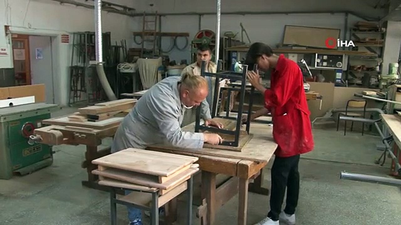 Entretien des pupitres scolaires confié à des enseignants et élèves bénévoles