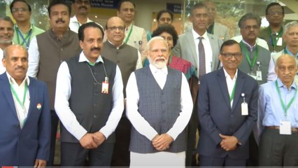 ISRO सेंटर पहुंचे PM मोदी,  वैज्ञानिकों को किया सलाम