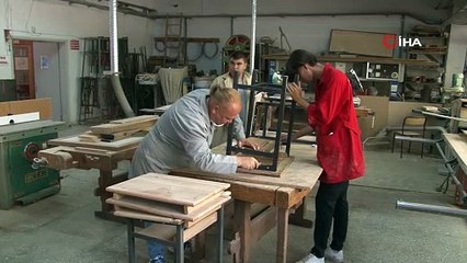 Okul sıralarının bakımı gönüllü öğretmen ve öğrencilere emanet