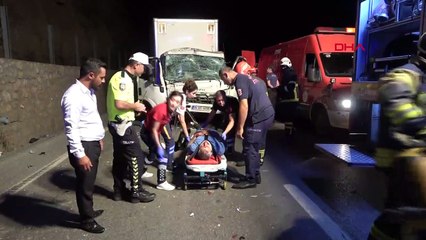 Un camion heurte un camion par l'arrière : le conducteur est coincé