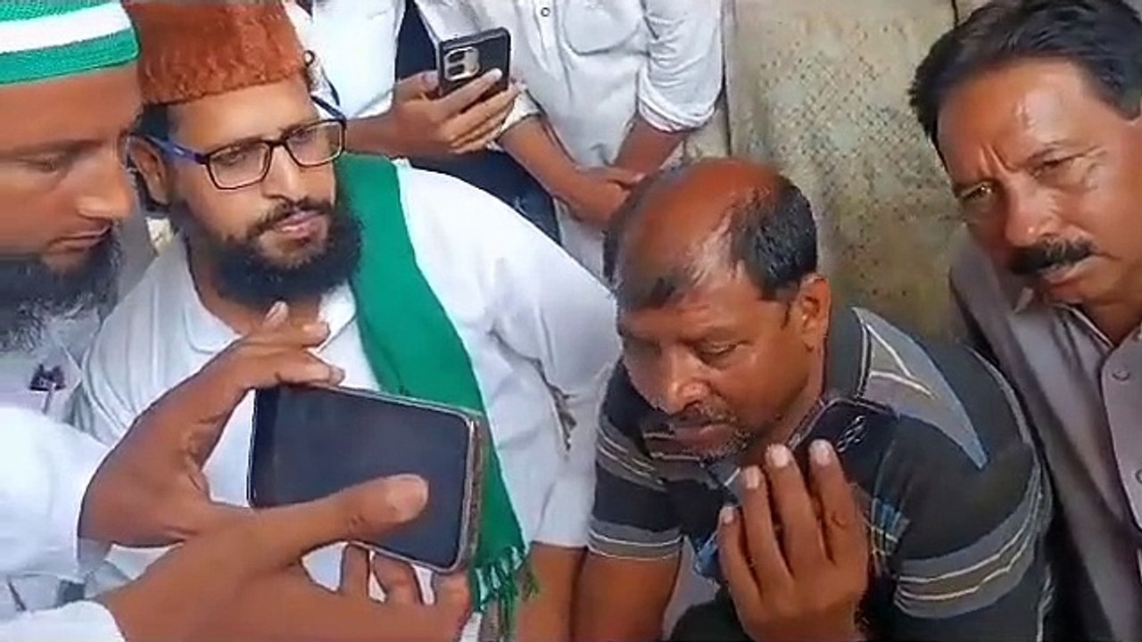 पीड़ित बच्चे के पिता मोहम्मद इरशाद से फोन पर बात की और हैदराबाद में बच्चे को पढ़ाने की पेशकश भी की है