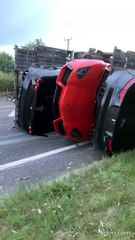 خطأ بمليون دولار.. انقلاب مقطورة تحمل ما لا يقل عن 10 سيارات باهظة