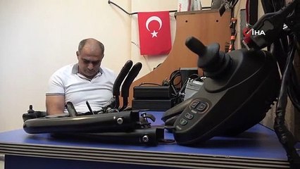 Le maître handicapé est devenu la main de son destin partenaire de l'atelier qu'il a installé au sous-sol de sa maison