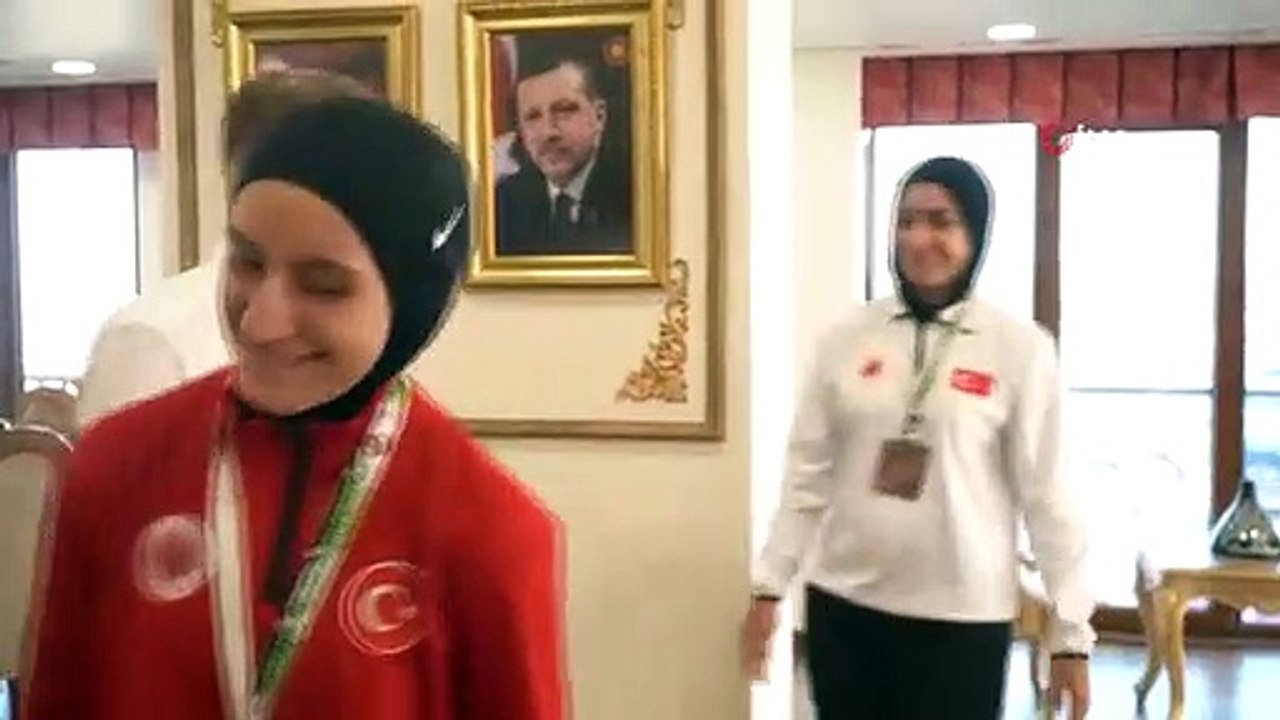 Le maire de Gaziosmanpaşa, Hasan Tahsin Usta, a accueilli les champions dans son bureau
