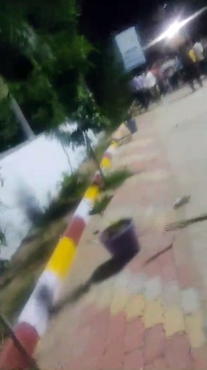 दो छात्रों के झगड़े में शामिल हुए छात्र गुट, जमकर पथराव- दो छात्र कांच लगने से घायल