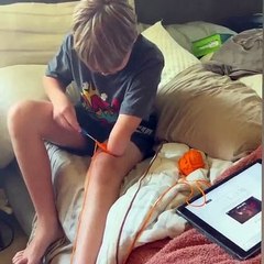 La détermination d'un jeune garçon : Apprendre à crocheter malgré les obstacles