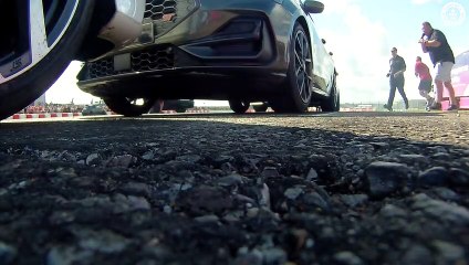 بأداء 5 حيل مذهلة في 57 ثانية.. قائد سيارة بريطاني في موسوعة غينيس