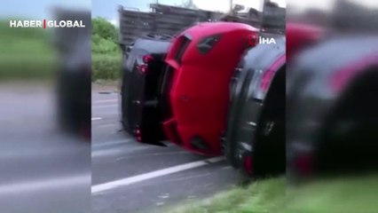 İngiltere’de 9 lüks otomobili taşıyan nakliye aracı devrildi! Toplam değeri 3 milyon 400 bin TL'den fazla