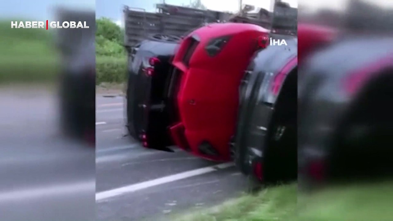 İngiltere’de 9 lüks otomobili taşıyan nakliye aracı devrildi! Toplam değeri 3 milyon 400 bin TL'den fazla