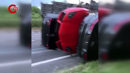 İngiltere’de 9 lüks otomobili taşıyan nakliye aracı devrildi