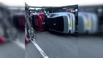 İngiltere’de 9 lüks otomobili taşıyan nakliye aracı devrildi