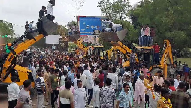 Video : खेल राज्यमंत्री की कावड़ यात्रा का जगह-जगह स्वागत हुआ, जेसीबी मशीनों से की पुष्प वर्षा