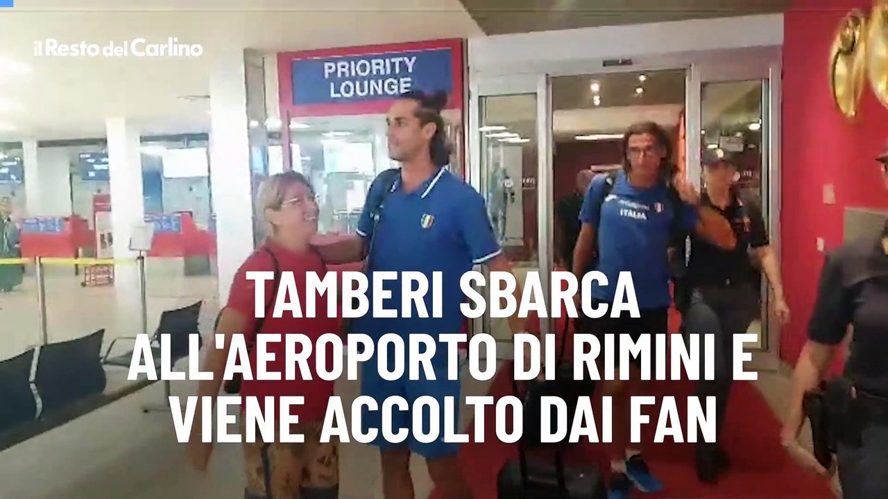 Tamberi sbarca all'aeroporto di Rimini e viene accolto dai fan