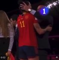 El video de Rubiales sosteniendo la cabeza de una jugadora para darle un beso.