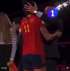 El video de Rubiales sosteniendo la cabeza de una jugadora para darle un beso.