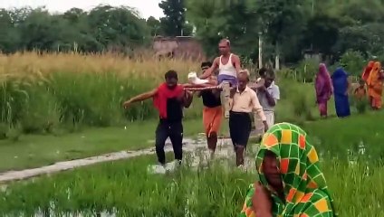 प्रयागराज में जिंदा आदमी को पड़ी चार कंधों की जरूरत, देखे वीडियो