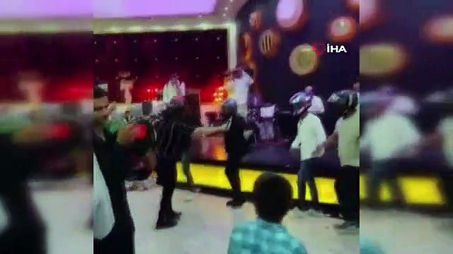 A Diyarbakir, le marié motard et ses amis ont mis leur casque lors du mariage et se sont bien amusés