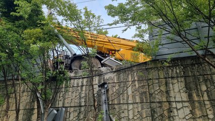 대전서 크레인이 차량 덮쳐 4명 부상·130여 세대 정전 / YTN