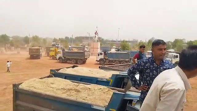 बजरी के 61 डम्पर एक साथ पहुंचे खरनाल, दे​खिए वीडियो
