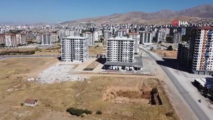 Malatya'da evlerin yıkımı devam ederken vatandaşlar gözyaşlarıyla izledi