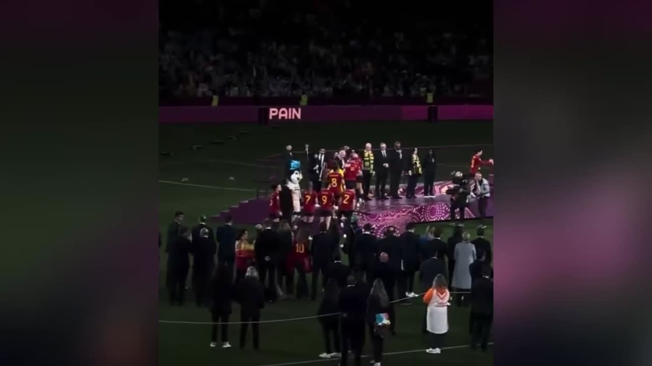 Sale a la luz esta nueva toma del beso y el supuesto levantamiento de Jenni Hermoso a Rubiales desde otro ángulo diferente