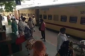 रुणेचे वाली गाड़ी शुरू नहीं हुई...और श्रद्धालु आ रहे यात्रा का टिकट लेने!