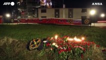 Prigozhin, fiori e candele davanti al Centro Wagner a San Pietroburgo
