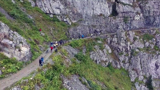 BAYBURT - Bisiklet tutkunları zorlu Derebaşı virajlarında pedal çevirdi