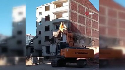 Bina tek dokunuşla yıkıldı operatör kepçeyi bırakıp kaçtı