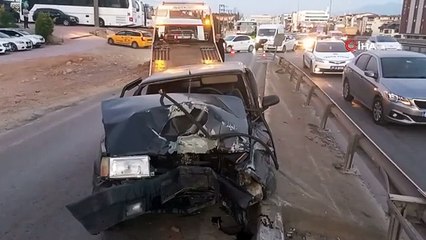 Bariyeri aşan otomobil yön levhası direğine çarparak durabildi: 3 yaralı