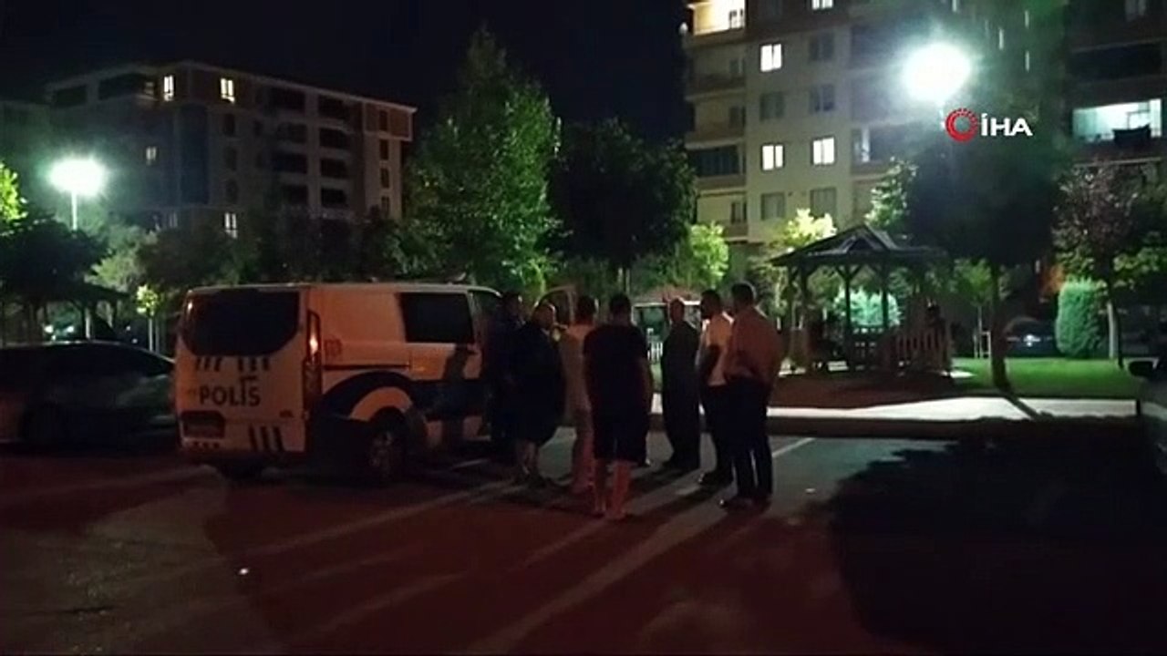 Une balle fatiguée a touché la voiture garée