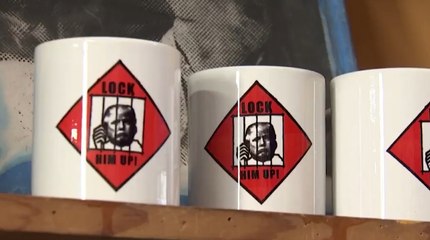 Donald Trump hace campaña con su foto policial