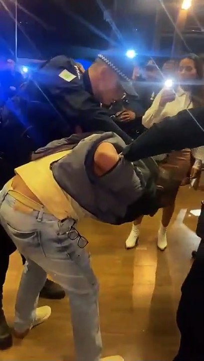 Vídeo mostra policial sendo preso após brigar em bar e apanhar de garçom; assista