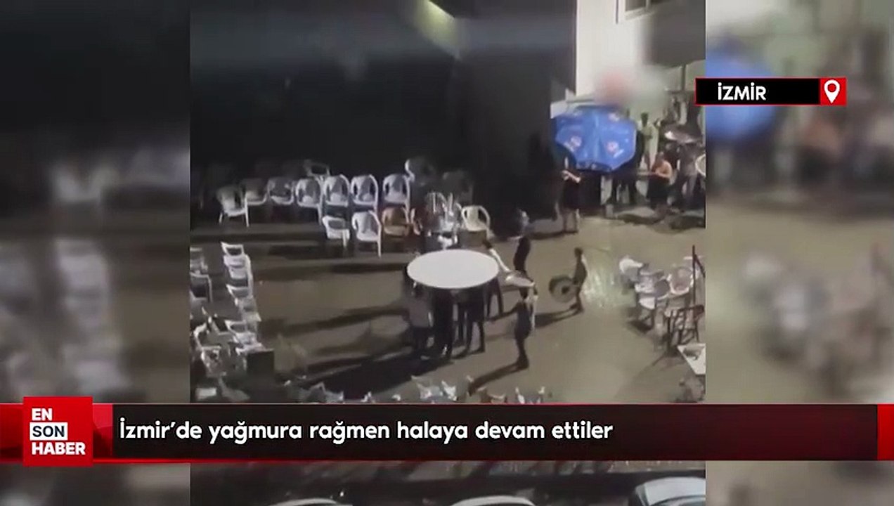 İzmir'de yağmura rağmen halaya devam ettiler
