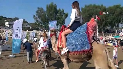 Les concurrents se sont déplacés vers la zone où se déroulera le départ avec tambours et cors à dos de chameau.