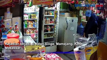 Viral di Medsos! Aksi 2 Rampok Ancam Penjaga Toko Pakai Sajam Terekam CCTV