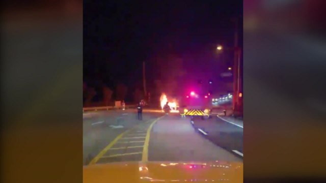 경기 연천군 도로에서 화물차 불...타이어 과열 추정 / YTN