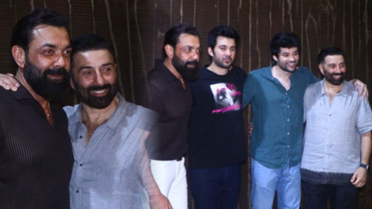Sunny Deol Bobby Deol Gadar 2 Film Success Party पर Fans Reaction Viral | Boldsky