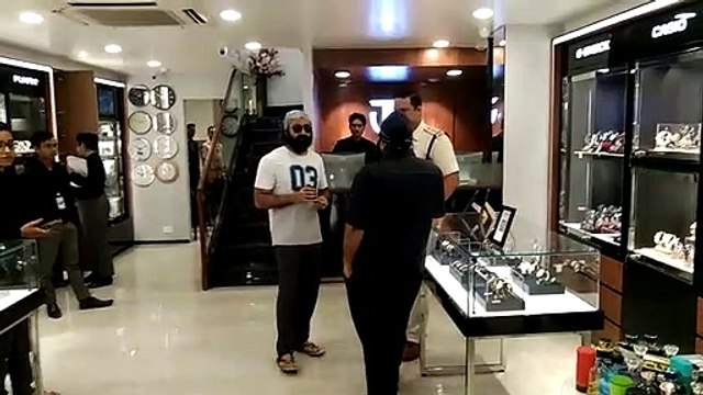 Thieves made a dent in the surprise checking of the police, theft of more than 4 lakhs from four shops.