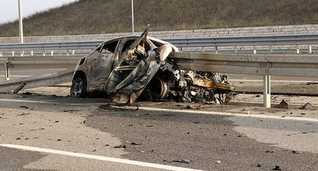 Otomobil bariyerlere ok gibi saplandı: 2 kişi öldü
