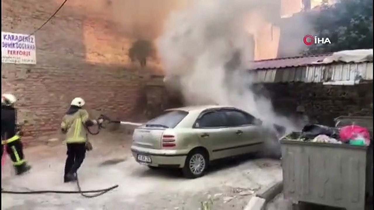 Gemlik'te park halindeki otomobil alev alev yandı