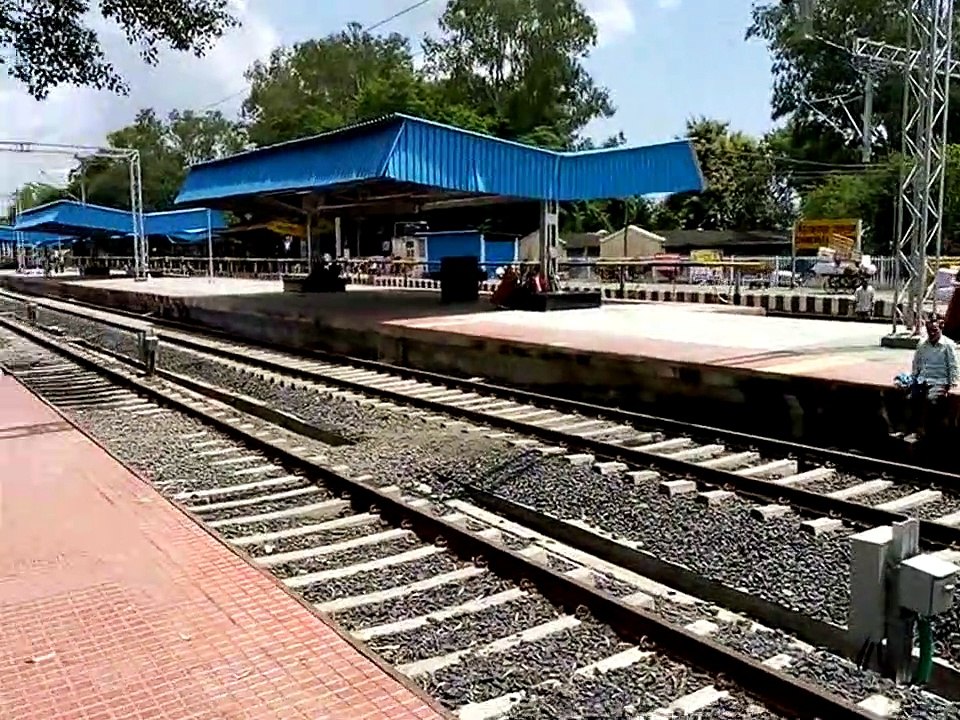 Video: मॉडल रेलवे स्टेशन में ऐसे जान जोखिम में...