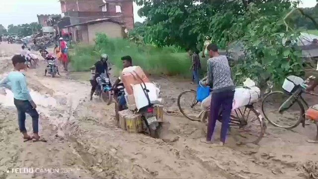 मधुबनी: बारिश से सड़कों का बुरा हाल, लोगों ने सड़क पर की धान की रोपाई, देखें तस्वीरें