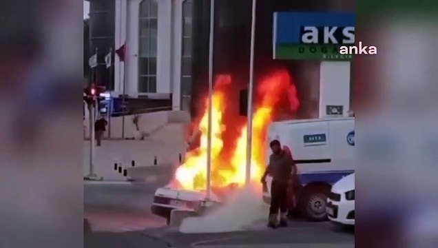 La voiture qui a commencé à brûler au feu tricolore à Bilecik est devenue inutilisable