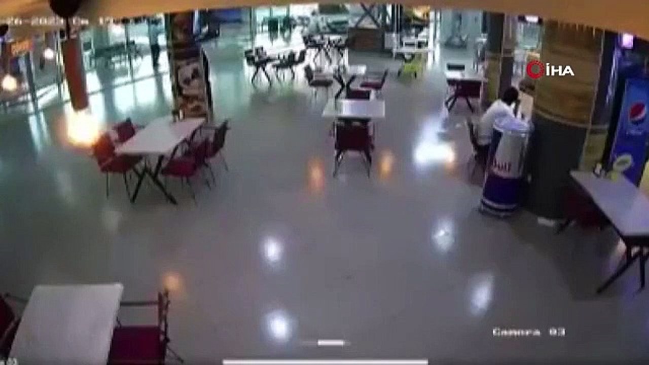 C'est ainsi que le véhicule dont le conducteur a appuyé sur l'accélérateur au lieu du frein a plongé dans le terminal de bus