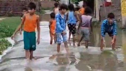 पश्चिमी चंपारण: दहाड़वा टोला का मुख्य सड़क हुआ जलमग्न, गांव के लोगों में दहशत व्याप्त