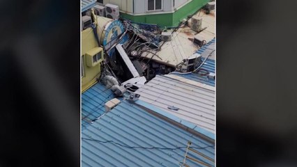 경북 포항 죽도시장 공영주차장서 화물차 추락...10여 명 다쳐 / YTN