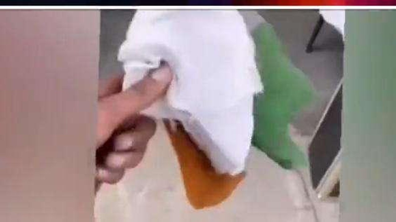 कन्नौज: तिरंगा झंडे का पोछा बनाकर दुकानदार कर र...